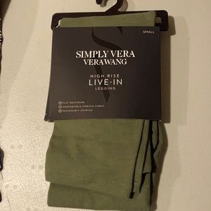 Vera Wang size small love green leggings